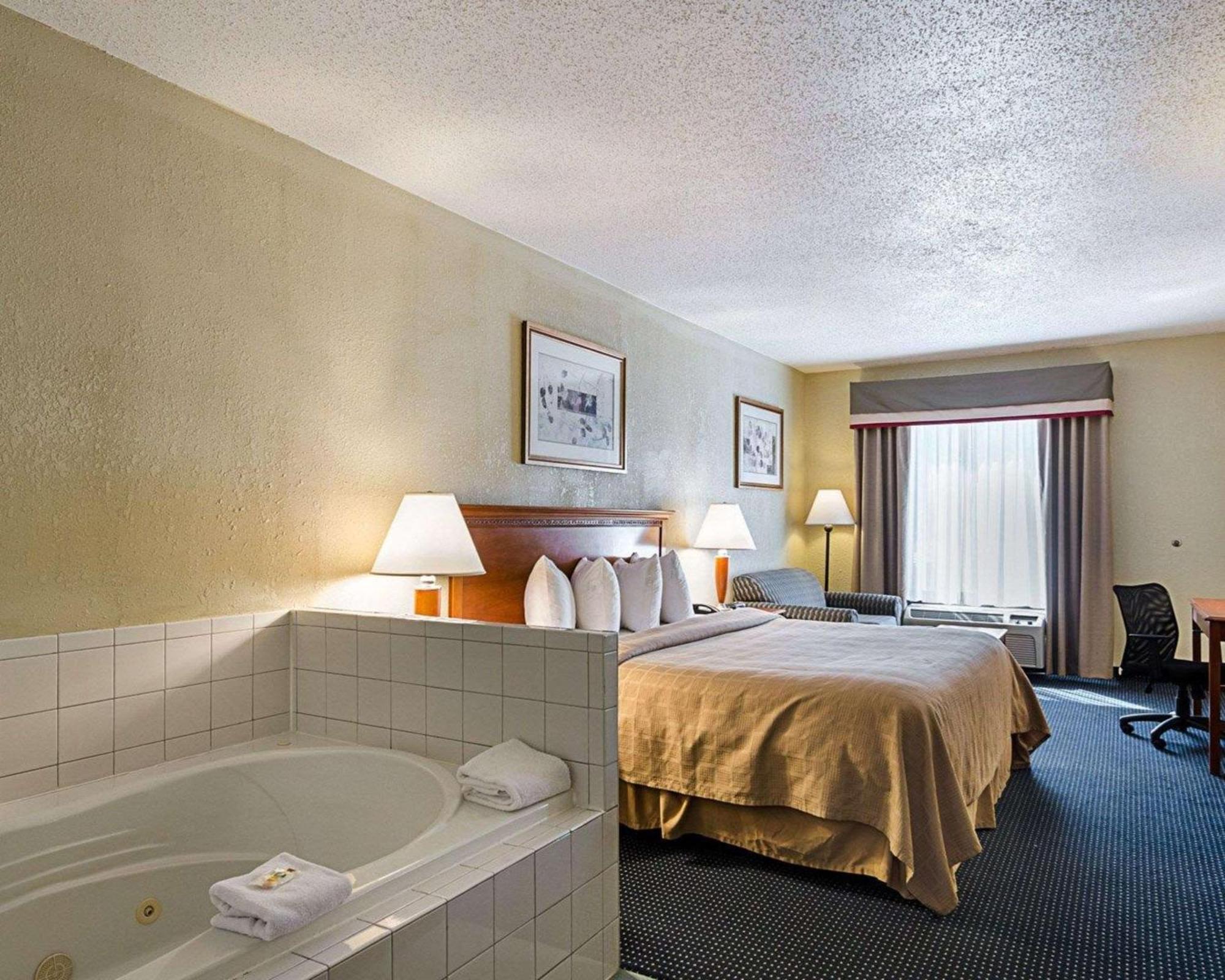 Quality Inn Troutville - Roanoke North Екстер'єр фото